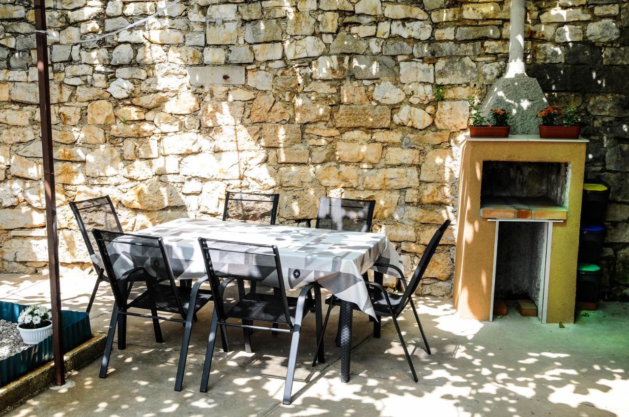 Apartman Gulliver In The Center, 10 Meters From The Sea With Private Parking In Natural Shade Rabac Exterior photo
