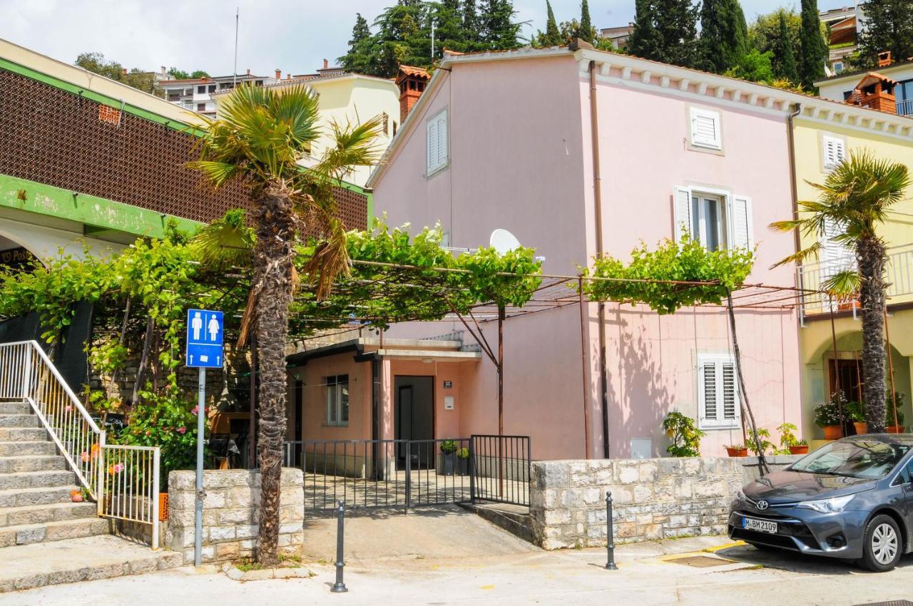 Apartman Gulliver In The Center, 10 Meters From The Sea With Private Parking In Natural Shade Rabac Exterior photo