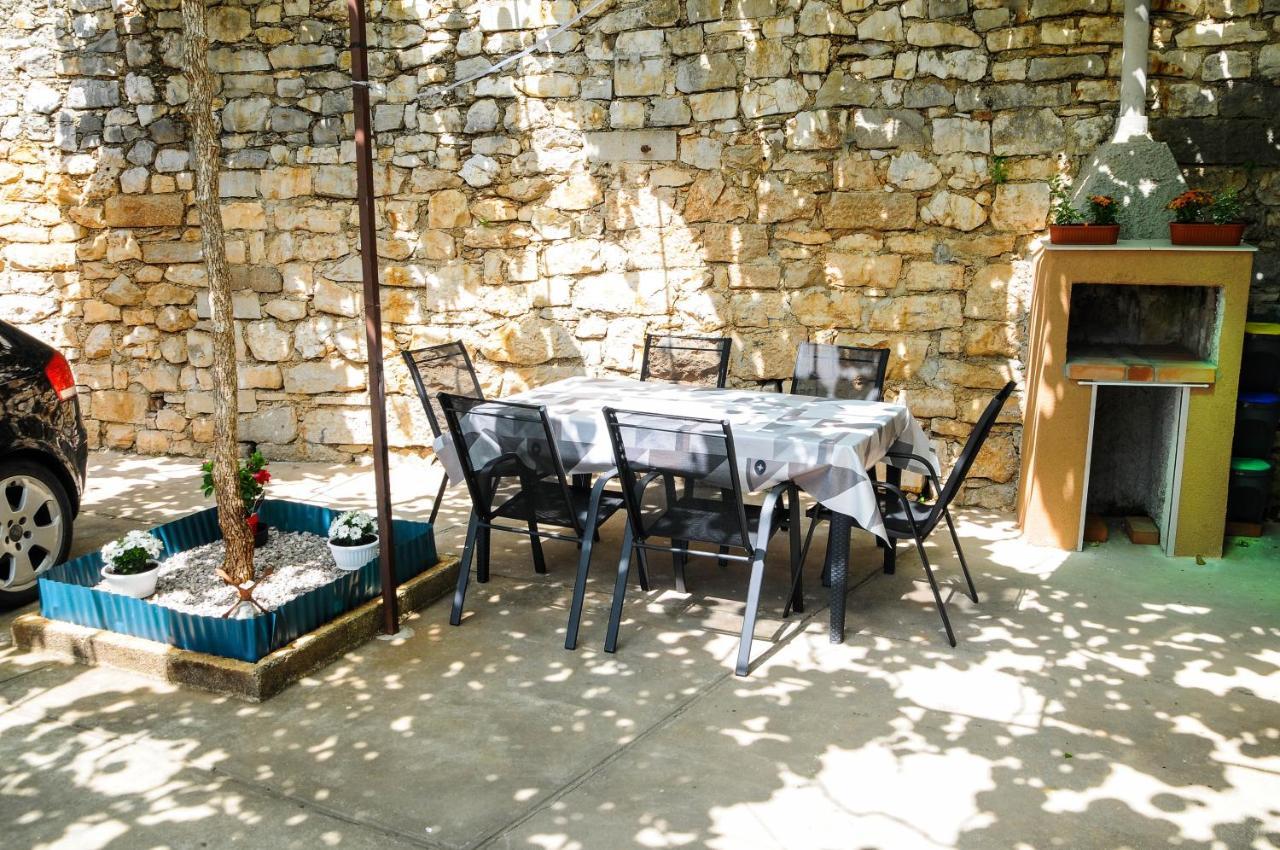 Apartman Gulliver In The Center, 10 Meters From The Sea With Private Parking In Natural Shade Apartment Rabac Exterior photo